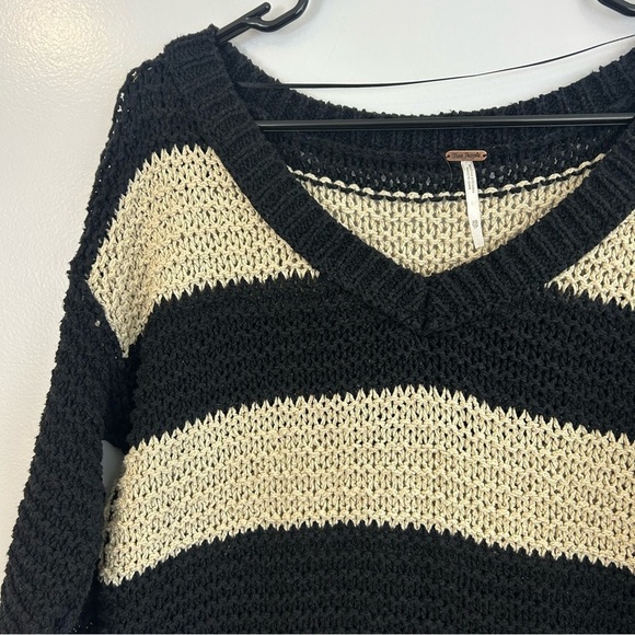 Free People Black & Cream Striped Chunky Pullover Knit V-neck Sweater Size XS - Picture 3 of 11